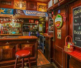 Mr. Pickwick Pub Luzern – Bar with beer on taps