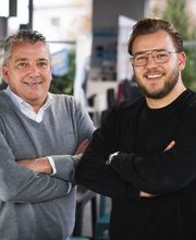 Thomas Hürter (Geschäftsführer) und sein Sohn Philip von Büro-Creativ. Mit Erfahrung, Innovationsgeist und einer klaren Vision stehen sie für maßgeschneiderte Büroeinrichtung, ergonomische Konzepte und durchdachte Raumlösungen, die Unternehmen produktiver und effizienter machen.