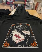 Kreativer Rückenaufdruck auf schwarzem Hoodie („Phoenix in Wonderland“). Präzise Mehrfarb-Veredelung auf Kapuzenpullovern für Events, Jahrgänge, Schulen, Sportvereine und Merch-Shops in Leipzig. Unsere Druckverfahren garantieren eine extrem hohe Waschbeständigkeit und brillante Farben auch nach vielen Wäschen.