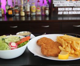 Schnitzel Wiener Art mit Pommes Frites und Beilagensalat