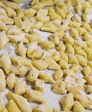Hausgemachte Pasta - immer frisch in Wangen
Für Ihr Abendessen in Wangen bereiten wir in unserem Restaurant die Pasta immer frisch zu. Gnocchi hausgemacht mit einer feinen Soße ist einfach ein Highlight.