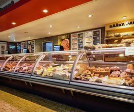 FRISCHETHEKE
Frische und Vielfalt gehören bei uns zum Handwerk. Entdecke Pfälzer, nationale und internationale Spezialitäten. Hier findest du bestes Fleisch und herzhafte Wurstspezialitäten. Wir haben einen feinen Riecher für würzige Käse und frische Aufstriche. Und für deine Feier empfehlen wir dir unseren heißgeliebten Spießbraten.
Auch wenn der kleine Hunger kommt, sind wir schon da: Ob heiße Theke oder Mittagstisch – so schnell, so nah, so gut. Guten Appetit!