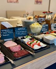 Leckere Wurstspezialitäten sowie frisch zubereiteten Eierspeisen nach Ihren persönlichen Vorlieben für einen optimalen Start in den Tag bei unserem Genießer Frühstücksbuffet