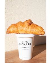 Croissant posé sur un café Maison Servais