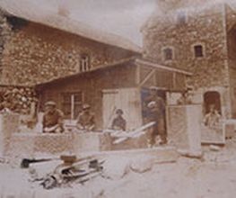 Historische Steinmetzarbeit, behauen von massiven Quadern