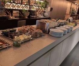 dean&david Catering | Stuttgart - Buffettheke mit Brot, Dips, Spießen, warmen Speisen und Getränken für ein vielseitiges Catering bei Business Events und Feiern.