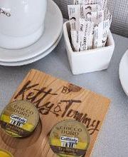 Hotel Albergo Carcani by Ketty & Tommy in Ascona – Kaffeemaschine und Willkommenstablett mit Chicco d’Oro Kaffee