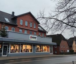 Modehaus Decker im Dezember, mit dem traditionellen Weihnachtsbaum an der Haus-Ecke