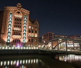 Der Hamburg Kaispeicher bei Nacht in tollem Licht