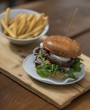 Direkt am Basler Rhein, sehr zentral in Basel gelegen, findest du die einzigen Burger am Rhein! Wir haben es uns zur Aufgabe gemacht, den besten Burger der Stadt zu servieren. Darum findest du bei uns nur frische, hausgemachte Zutaten, die wir mit viel Liebe verarbeiten. Und das Beste daran ist, all unser Fleisch kommt aus einer Basler Metzgerei. Also komm vorbei und genieße den Flair von den Rhein Burgern. Noch ein Tipp wir sind auch die ersten am Rhein die Insekten Burger servieren.