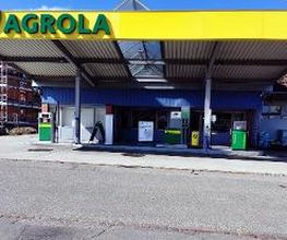 Frontalansicht der AGROLA Tankstelle in Gipf Oberfrick. Überdacht.