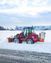 Weidemann Hoftrac 1260LP mit Schneeschild und Salzstreuer im winterlichen Einsatz