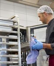 Speiseversorgung in der Krankenhaus-Großküche, Koch am Chiller