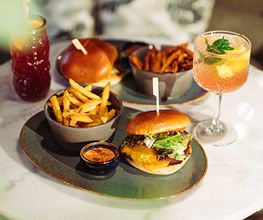 Alle unsere Burger werden in einem Brioche Bun und mit Tomaten, Salat und Mauri Dressing serviert. Sie können wahlweise mit Pommes oder Beilagensalat bestellt werden.Mauritius Hot Stone Steak, bestimme selbst deine Garstufe, 300g Black Angus