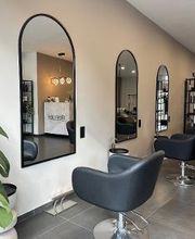 Unser Arbeitsbereich – wo dein neuer Look entsteht! ✂️✨ Hier trifft Kreativität auf Präzision. Mit Fachwissen und Sorgfalt bringen wir dein Haar in Bestform, damit du dich rundum wohlfühlst. Lehne dich zurück und genieße die Veränderung!