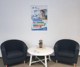 Empfangsbereich ein runder Tisch mit zwei Sesseln