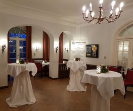 Festlich vorbereiteter Saal der Dodona Loge Berlin für einen Empfang.