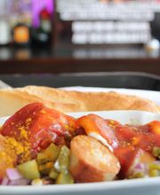 Kornwestheimer Currywurst mit Gurken und Zwiebeln