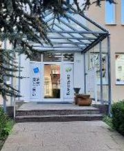 WBS TRAINING Eingang mit 2 Stufen und Überdachung. Glastür mit Beklebung von WBS TRAINING.