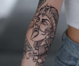Göttin Kali Tattoo, Fineline Tattoo auf dem Unterarm.