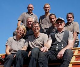 Unser Team besteht aus dem Firmeninhaber Dachdeckermeister Thomas Kantelberg, fünf Dachdeckergesellen, einem Auszubildendem, einem Helfer und einer Bürokraft.
