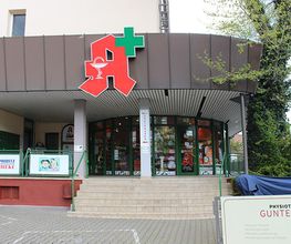Aussenansicht der Max und Moritz-Apotheke