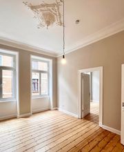 Die BT Hausverwaltung Koblenz ist spezialisiert auf die professionelle Verwaltung von Wohnungseigentümergemeinschaften. Strukturierte Abläufe, rechtssichere Organisation und persönliche Ansprechpartner sorgen für ein reibungsloses Miteinander aller Eigentümer.