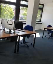 Schulungsraum mit mehreren PC-Arbeitsplätzen.