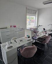 MOÈ Nails & Beauty Perfekt eingerichteter Arbeitsplatz in Augsburg für professionelle Nagelmodellage.