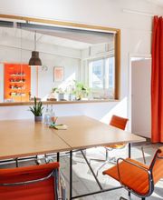 Kleingruppenarbeit auf Augenhöhe: Für agile Methoden und intensive Brainstormings bietet unser Industrie-Loft flexible Breakout-Räume. Hier nutzt ihr mobiles Mobiliar und direktes Tageslicht, um gemeinsam neue Perspektiven zu entwickeln.