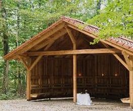 Ein überdachter Holzpavillon im FriedWald Burg Plesse bietet Schutz bei unbeständigem Wetter.