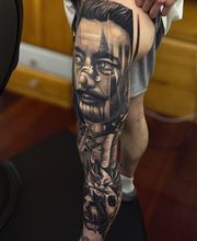 Legsleeve Realistic Tattoo, das Hauptmotiv ist das Gesicht auf dem Oberschenkel.