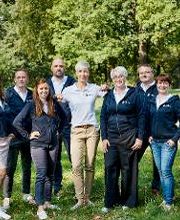 Team Region Bautzen-Görlitz, bestehend aus 9 freundlich lächelnden Personen. Sie stehen alle im Grünen.