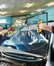 Zuverlässiger Service: Wir wechseln Ihre Frontscheibe
Die Frontscheibe Ihres Fahrzeugs ist den äußeren Einflüssen am stärksten ausgesetzt. Unachtsamkeit kann dazu führen, dass sich aus einem kleinen Steinschlag ein Riss bildet, der nicht mehr repariert werden kann. Kommen Sie deshalb so bald wie möglich vorbei, sobald Sie einen Schaden bemerken. Wir kümmern uns um den Austausch.