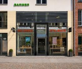Außenansicht des BRILLENHAUS Optik & Akustik in Stralsund mit Schaufenster und Eingangsbereich.