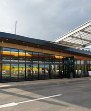 Blick auf das Gebäude. Das Gate One befindet sich im Gebäude des Autohofs Hannover Airport.