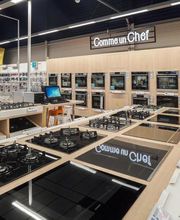 La table à induction, ou plus communément appelée plaque induction, permet une montée et une descente rapide en température afin d'ajuster en toute simplicité vos cuissons grâce aux commandes frontales ou sensitives. D'aspect similaire à la plaque vitrocéramique, l'induction confère une sécurité inégalée dans l'univers de la plaque de cuisson ; celle-ci ne chauffant qu'au contact d'un récipient compatible. Certaines tables sont dotées de zones modulables, ou zones extensible, s'adaptant à la dimension du récipient utilisé.