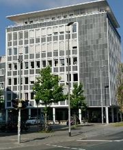 Ein Gebäude mit 6 Stockwerken