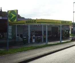 AGROLA Tankstelle in Treyvaux. Station-service à Treyvaux. Station service couverte. Überdacht.