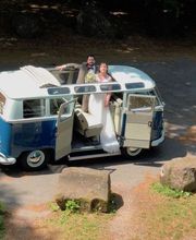 Kult: Ein VW Bulli - hier ein T1 Samba Modell - mit großem Faltdach für schöne Fotos und zum Rauswinken. Einen VW Bulli mieten Sie für Ihre Hochzeit als Hochzeitsauto und als Event Oldtimer Bulli.