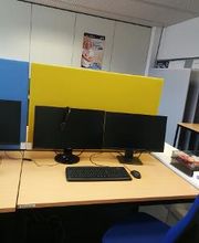 PC-Arbeitsplatz mit zwei Monitoren, Tastatur, Maus und Headset.