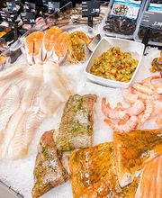 Es erwartet Sie ein „Meer“ an frischem Fisch, Räucherfisch, Meeresfrüchten und Salaten!

Wir beziehen Fisch von  der Deutsche See GmbH, regional vom Forellenhof Meyersgrund aus Stützerbach und Fischkonserven aus Veilsdorf. Bestellen Sie frischen Fisch und Geräuchertes gerne bei uns vorab!