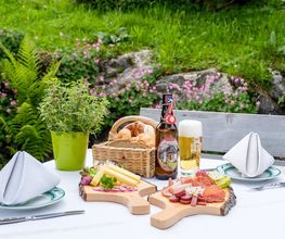 Bergfrühstück auf der Weltcup-Hütte.