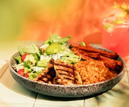 CARIBBEAN GRILLED CHICKEN , Saftige Hähnchenkeule mit Piri-Piri-Marinade, dazu spicy Reis-Quinoa-Mix, knusprige Süßkartoffel-Pommes und knackiger Salat.