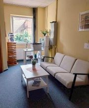 Pausenbereich mit Sofa und Tisch.