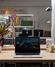 Wir sind viel beim Kunden vor Ort, um pragmatisch und praxisnah unterstützen zu können. In Zeiten von Corona legen wir Wert auf digitale Ansprechbarkeit, aus dem Büro oder dem Home-Office heraus.