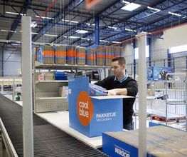Treston concept inpaktafels zijn uitermate geschikt voor webshops die efficiënt en ergonomisch willen inpakken. Kies uit ons assortiment inhaakbare accessoires om de ideale paktafel voor uw situatie te creëren. Veranderen de werkzaamheden naderhand, dan is de tafel eenvoudig aanpasbaar naar de nieuwe situatie. Deze productlijn is al jarenlang de meest verkochte werktafel in het assortiment. De concept werktafel is verkrijgbaar in diverse afmetingen en 3 verstelmogelijkheden.
Benieuwd naar de mogelijkheden van onze concept inpaktafels? Sinds 1963 is Sovella Nederland BV specialist in de producten van Treston. Voorheen werd dit merk verkocht onder de naam Sovella en GWS.