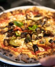 Pizza présentée sur une assiette