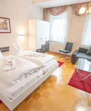 Ferienwohnung im Landhotel Plauen
Unsere Ferienwohnung bietet Platz für bis zu fünf Personen und ist ideal für Familien oder Freunde, die gemeinsam entspannen möchten. Drei separate Schlafzimmer und ein geräumiges Wohnzimmer bieten ausreichend Rückzugsmöglichkeiten und Komfort. Mit einer Küchenzeile und Balkon sorgt die Wohnung für einen rundum