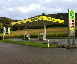 AGROLA Tankstelle in Ursy, Vauderen; Station service AGROLA à Ursy Vauderen; couverte; überdacht mit zwei Tanksäulen. Totem mit AGROLA Logo und digitaler Preisanzeige